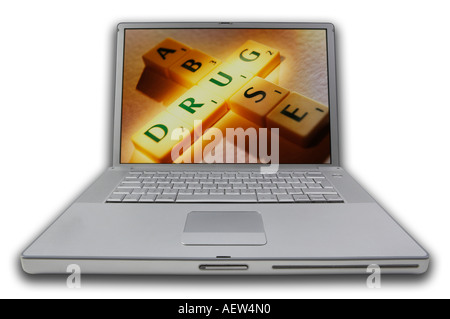 LAPTOP MIT SCRABBLE-BUCHSTABEN ÜBER DEN BILDSCHIRM RECHTSCHREIBUNG WÖRTER DROGENMISSBRAUCH Stockfoto