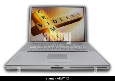 LAPTOP MIT SCRABBLE-BUCHSTABEN AUF BILDSCHIRM RECHTSCHREIBUNG WÖRTER GEWALTVERBRECHEN Stockfoto