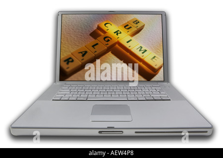 LAPTOP MIT SCRABBLE-BUCHSTABEN AUF BILDSCHIRM RECHTSCHREIBUNG WÖRTER VERBRECHEN EINBRECHER Stockfoto