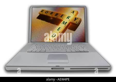 LAPTOP MIT SCRABBLE-BUCHSTABEN AUF BILDSCHIRM RECHTSCHREIBUNG WÖRTER BEWAFFNETER RAUBÜBERFALL Stockfoto
