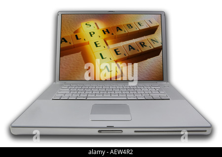 LAPTOP MIT SCRABBLE-BUCHSTABEN AUF BILDSCHIRM RECHTSCHREIBUNG WÖRTER ZAUBER ALPHABET LERNEN Stockfoto