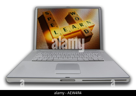 LAPTOP MIT SCRABBLE-BUCHSTABEN AUF BILDSCHIRM RECHTSCHREIBUNG WÖRTER ZAUBER WORT LERNEN Stockfoto