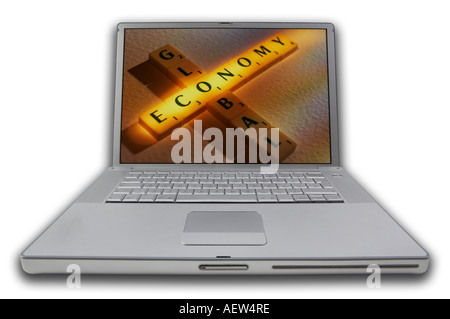 LAPTOP MIT SCRABBLE-BUCHSTABEN AUF BILDSCHIRM RECHTSCHREIBUNG WÖRTER WELTWIRTSCHAFT Stockfoto