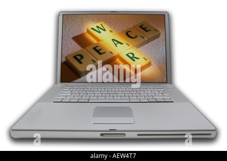 LAPTOP MIT SCRABBLE-BUCHSTABEN ÜBER DEN BILDSCHIRM RECHTSCHREIBUNG WÖRTER KRIEG FRIEDEN Stockfoto