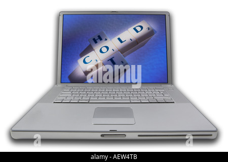 LAPTOP MIT SCRABBLE-BUCHSTABEN AUF BILDSCHIRM RECHTSCHREIBUNG WÖRTER HEIß KALT Stockfoto