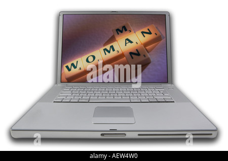 LAPTOP MIT SCRABBLE-BUCHSTABEN AUF BILDSCHIRM RECHTSCHREIBUNG WÖRTER MANN FRAU Stockfoto