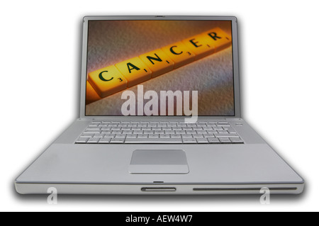 LAPTOP MIT SCRABBLE-BUCHSTABEN AUF BILDSCHIRM RECHTSCHREIBUNG WÖRTER KREBS Stockfoto