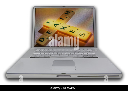 LAPTOP MIT SCRABBLE-BUCHSTABEN AUF BILDSCHIRM RECHTSCHREIBUNG WORTE TOD STEUERN Stockfoto