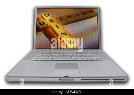 LAPTOP MIT SCRABBLE-BUCHSTABEN AUF BILDSCHIRM RECHTSCHREIBUNG WÖRTER TRUNKENHEIT AM STEUER Stockfoto