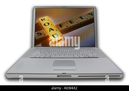 LAPTOP MIT SCRABBLE-BUCHSTABEN BILDSCHIRM RECHTSCHREIBUNG WORTE ZUR SICHERHEIT IM STRAßENVERKEHR Stockfoto