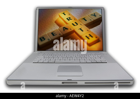LAPTOP MIT SCRABBLE-BUCHSTABEN AUF BILDSCHIRM RECHTSCHREIBUNG WÖRTER WAHRHEIT SCHÖNHEIT Stockfoto