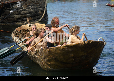 Neolithische Tierhaut Korakel, Korbrahmen Boot mit Fellen bedeckt. Kleines, abgerundetes, leichtes Paddelboot beim Portsoy Boat Festival, Moray Stockfoto