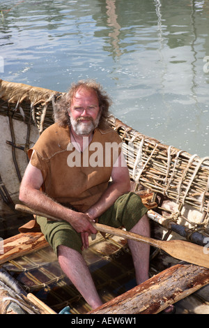 Neolithische Tierhaut Korakel, Korbrahmen Boot mit Fellen bedeckt. Kleines, abgerundetes, leichtes Paddelboot beim Portsoy Boat Festival, Moray Stockfoto