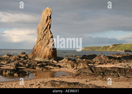 Rotes Quarzit-Meer stapelt sich am Ufer des malerischen Fischerdorfes Cullen Bay, Moray Coast, Schottland Großbritannien Stockfoto