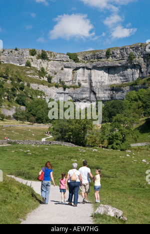 Wanderer nähert sich Malham Cove in den Yorkshire Dales UK Stockfoto