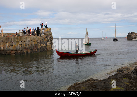 Yachten, kleine Dingies, Ruderboote in der Nähe der Hafenmauer von Portsoy. Scottish Boat Festival, Moray Firth, Morayshire, Schottland Großbritannien Stockfoto