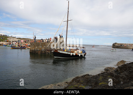 Yachten, kleine Dingies, Ruderboote in der Nähe der Hafenmauer von Portsoy. Scottish Boat Festival, Moray Firth, Morayshire, Schottland Großbritannien Stockfoto