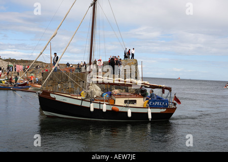 Yachten, kleine Dingies, Ruderboote in der Nähe der Hafenmauer von Portsoy. Scottish Boat Festival, Moray Firth, Morayshire, Schottland Großbritannien Stockfoto