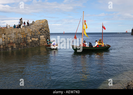 Yachten, kleine Dingies, Ruderboote in der Nähe der Hafenmauer von Portsoy. Scottish Boat Festival, Moray Firth, Morayshire, Schottland Großbritannien Stockfoto