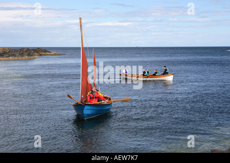 Yachten, kleine Dingies, Ruderboote in der Nähe der Hafenmauer von Portsoy. Scottish Boat Festival, Moray Firth, Morayshire, Schottland Großbritannien Stockfoto
