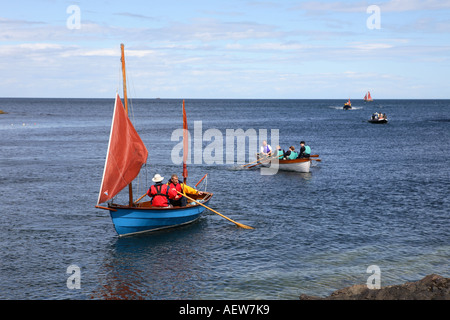 Yachten, kleine Dingies, Ruderboote in der Nähe der Hafenmauer von Portsoy. Scottish Boat Festival, Moray Firth, Morayshire, Schottland Großbritannien Stockfoto