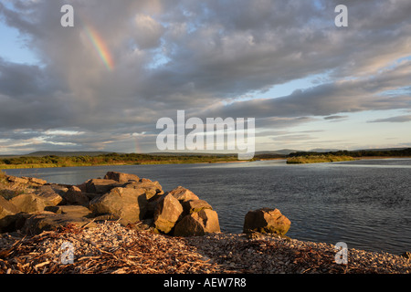 Regenbogen Abendsonne als Sonnenuntergänge in Spey Bay bewachsenen Kies an der Mündung des Flusses Spey, Moray Firth, Inverness, Invernesshire Scotland, UK Stockfoto