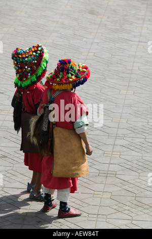 Zwei marokkanische Wasser-Verkäufer in den Platz Djemaa el Fna in Marrakesch Stockfoto