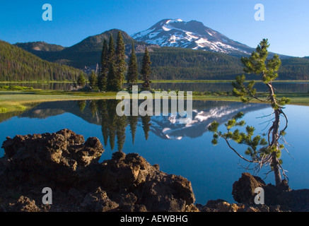 Sonnenaufgang am Funken See auf der Kaskade Seen Scenic Byway, Bend, Oregon. Stockfoto