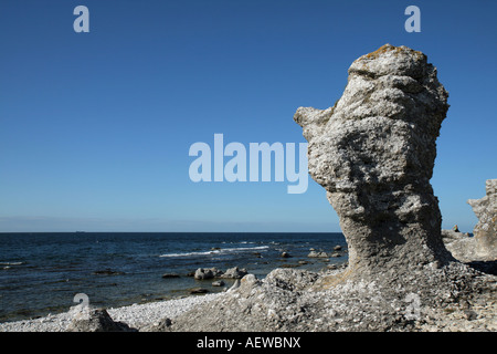 Natürliche Seastacks in Faro Gotland als Rauks bezeichnet. Dies ist bei Langhammar Stockfoto