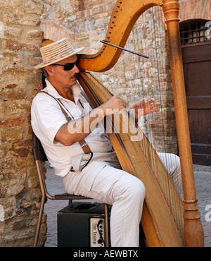 Man spielt Harfe In San Gimignano Tuscany Italien Europa Stockfoto