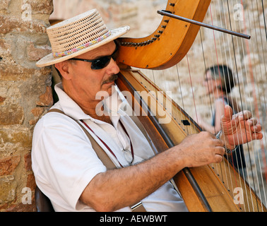 Man spielt Harfe In San Gimignano Tuscany Italien Europa Stockfoto