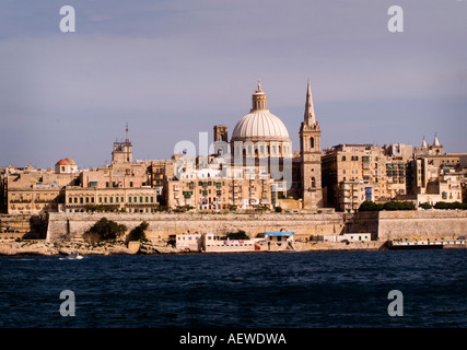 Anglikanische Kathedrale St. Paul (Turm links) und Karmeliterkirche (Kuppel). Valletta. Malta Stockfoto