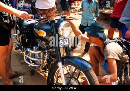 Männer verkaufen Enfield Motorrad-Markt Anjuna Goa Indien Asien Stockfoto