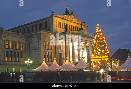 Berlin Gendarmenmarkt Weihnachtsmarkt vor Konzerthaus Stockfoto