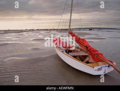 Einsamer Spiegel Jolle auf Grund auf Brambles Sandbank in der Mitte des Solent bei Ebbe Stockfoto