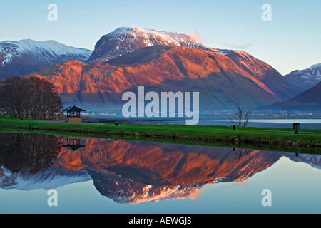 Ben Nevis an einem Winter-Abend spiegelt sich in der Caledonian Canal bei Corpach in der Nähe von Fort William, Schottland. Stockfoto