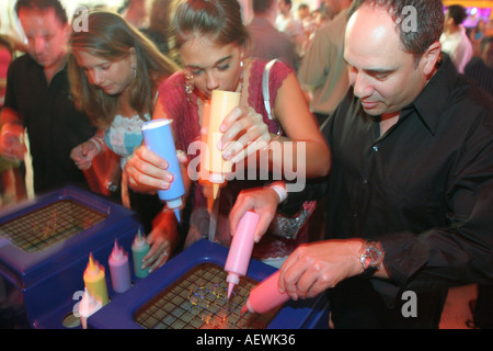 Miami Florida, The Pawn Shop, Verbraucher, Nachtclub, Nachtleben Abend nach Einbruch der Dunkelheit, soziale, Unterhaltung, Leistung, Show, Mode, trendy, Luxus, Mode Stockfoto