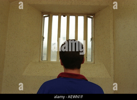 Junge Insasse in Gefängniszelle, Portland Jugendliche Straftäter Institution (PYOI), Portland, Dorset, Großbritannien. Stockfoto