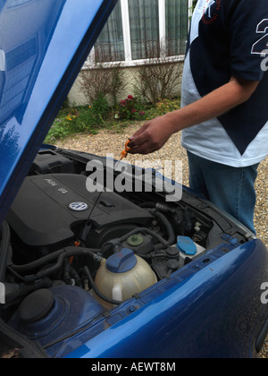 Überprüfen den Ölstand in einem Auto mit dem Messstab Stockfoto