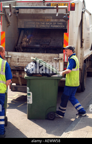 Große grüne kommerziellen Mülltonne wird auf Rädern auf dem LKW zum Entleeren von Müllmänner. Stockfoto