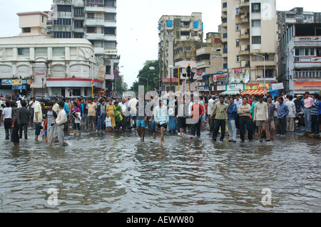 Passanten im Monsun Regen Straße in Bombay jetzt Mumbai Indien Stockfoto