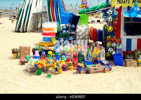 Ein Strand stall verkauft Eimer und Spaten für die Urlauber Stockfoto