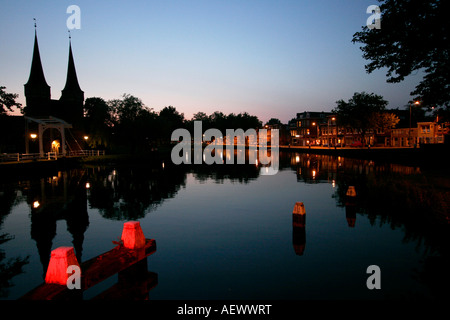 Osttor in Delft Niederlande Oostpoort nachts Stockfoto