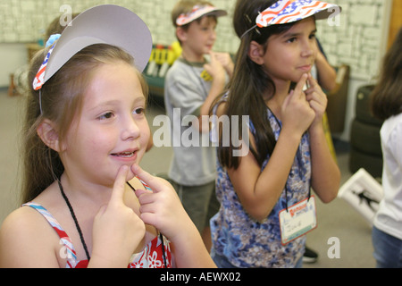 Miami Florida, Gateway Baptist Church, Urlaub Bibelschule, Campus, singen mit, Studenten Bildung Schüler Schüler, berühren Kinn, Besucher reisen tra Stockfoto