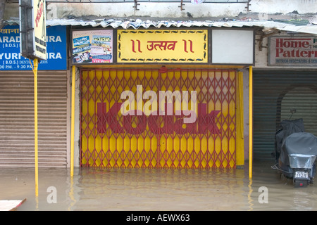 Kodak Shop geschlossen untergetaucht im Monsun-Regen Überschwemmungen Wasser Welt Rekord Regen in Bombay jetzt Mumbai Indien Stockfoto