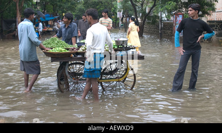 Gemüsehändler auf Handkarre in überschwemmter Straße nach Monsunregen, Bombay, Mumbai, Maharashtra, Indien, Asien Stockfoto