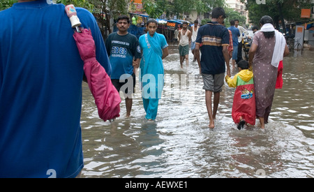 Passanten im Monsun-Regen Wasser Überschwemmungen in Bombay jetzt Mumbai Indien Stockfoto