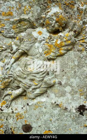 Detail der Flechten bedeckten Kalkstein Grabstein mit dem Schnitzen von jungen weiblichen Engel fliegen himmelwärts mit wallenden Gewand Stockfoto