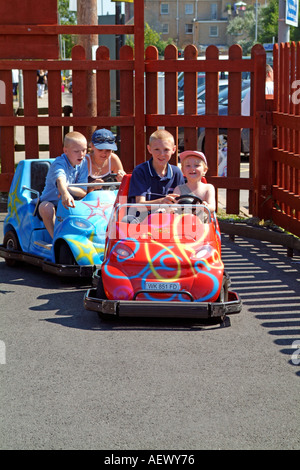 Kinder Spaß fahren Go-karts um eine Spur in einem Vergnügungspark Stockfoto