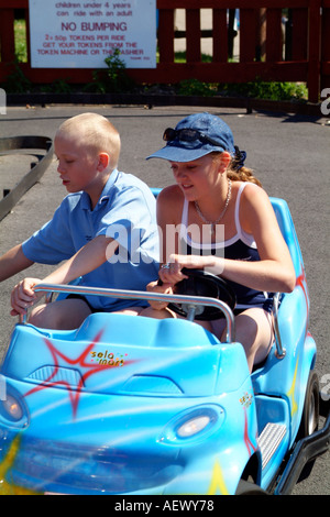 Kinder Spaß fahren Go-karts um eine Spur in einem Vergnügungspark Stockfoto